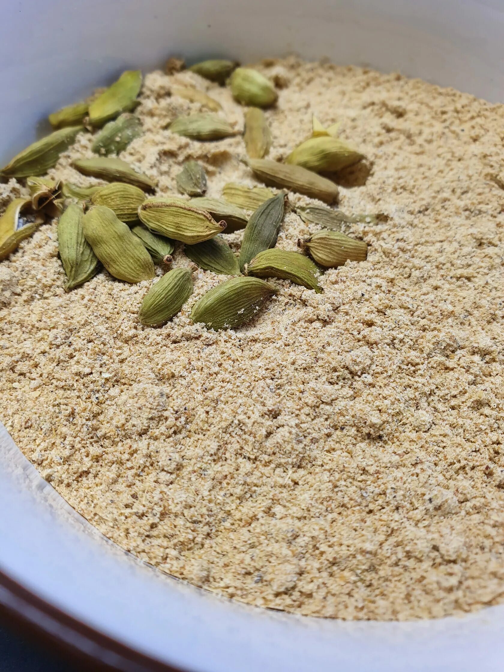 Кардамон как молоть. Кардамон молотый, 100 гр. Кардамон молотый. Кардамон молотый фото. Кардамон как молоть.