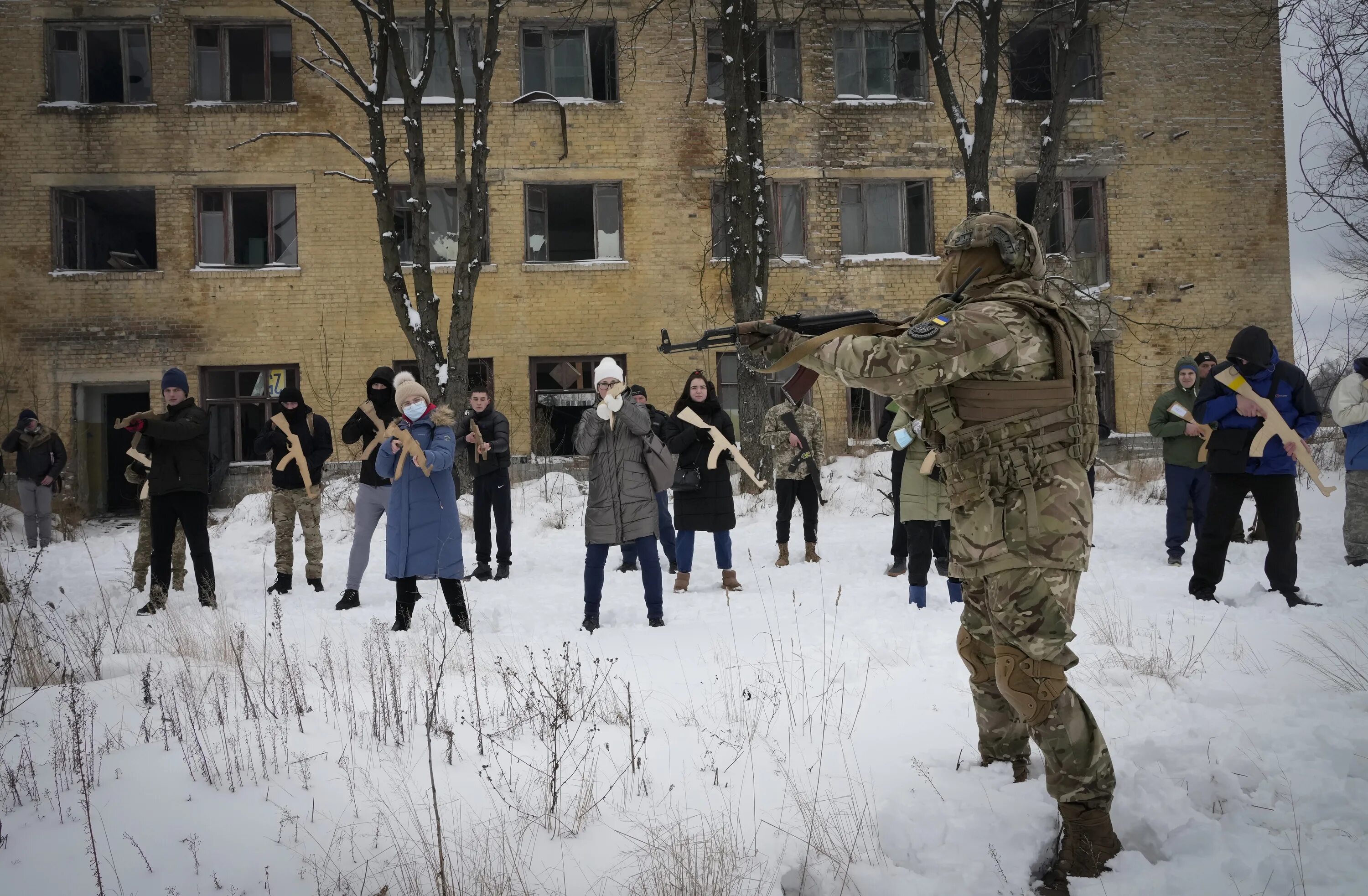 Украина новости последнего времени. Хохлы с деревянными автоматами. Украинцы готовятся к войне.