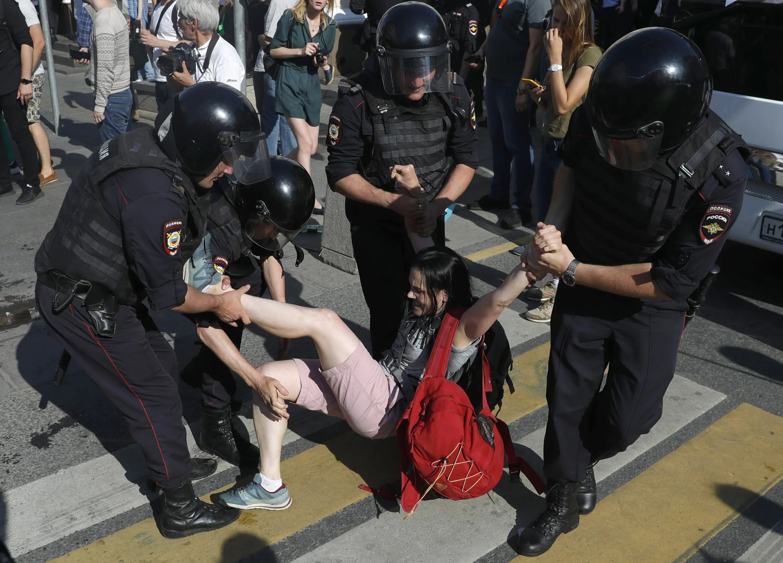 Полиция избивает человека