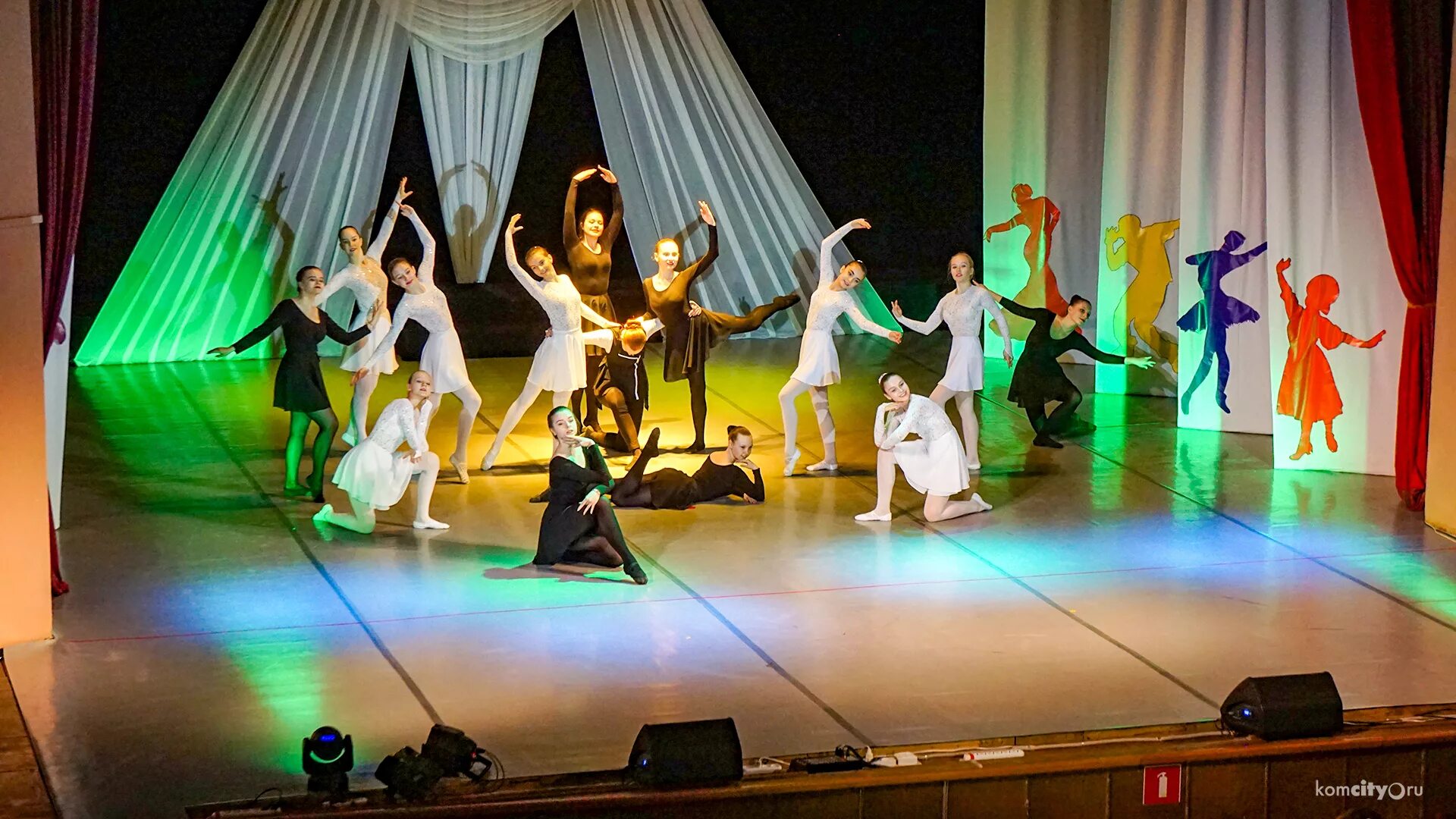 танцы в дк железнодорожников. танцы в дк железнодорожников. ералаш танцевальный коллектив новосибирск. дворец культуры железнодорожников брянск. танцы в дк железнодорожников.