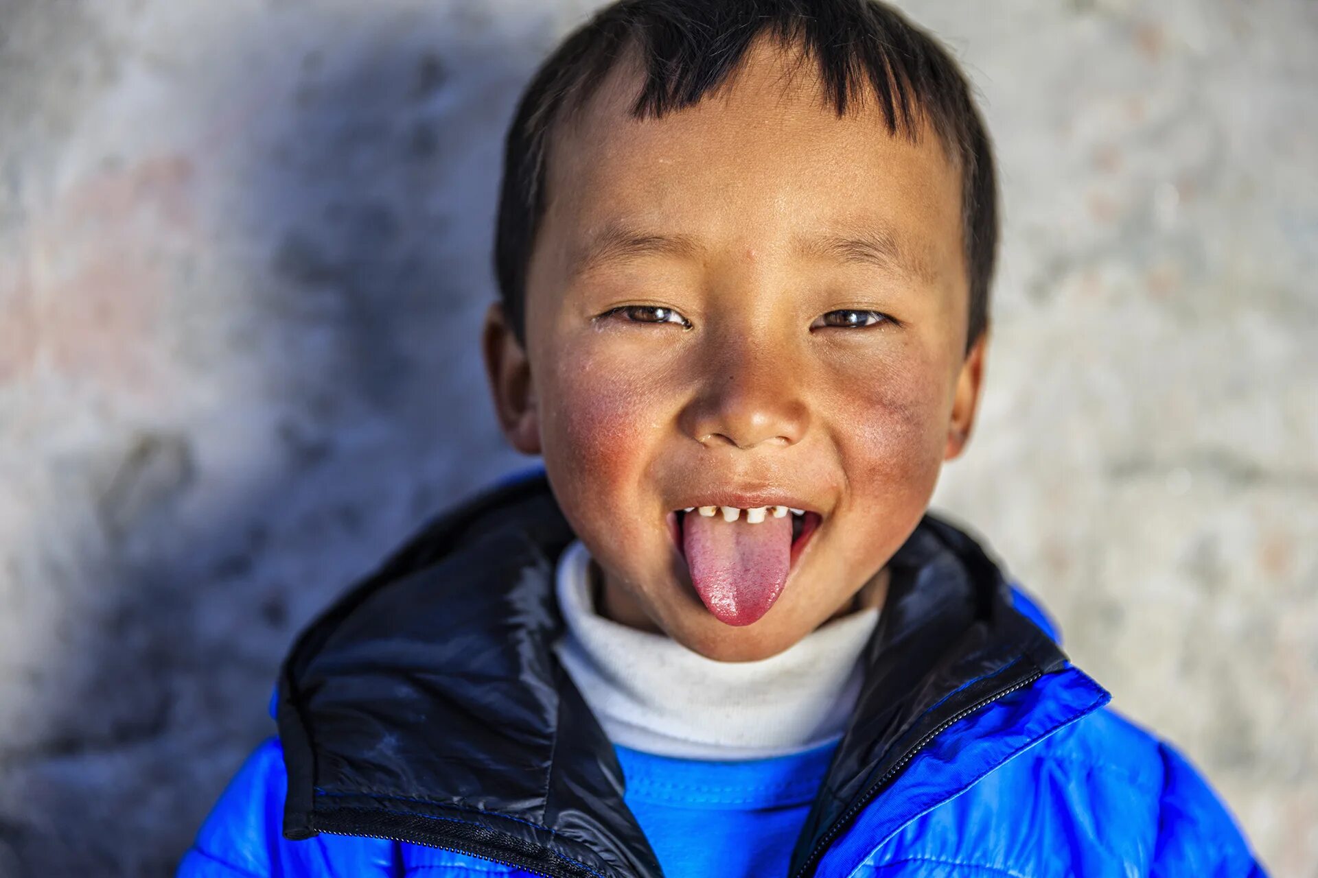Приветствие в тибете. Приветствие в тибете. Приветствие жителей тибета. Тибетский язык. Зачем в тибете показывают язык.