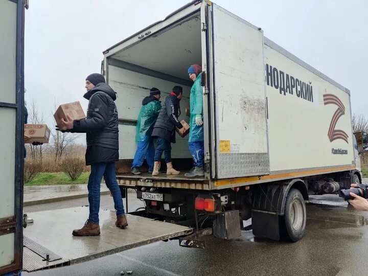 Возить гуманитарную помощь. Машины возящие гуманитарку. гезели гуманитарной помощи. машина с грузом. гуманитарная помощь колонна.