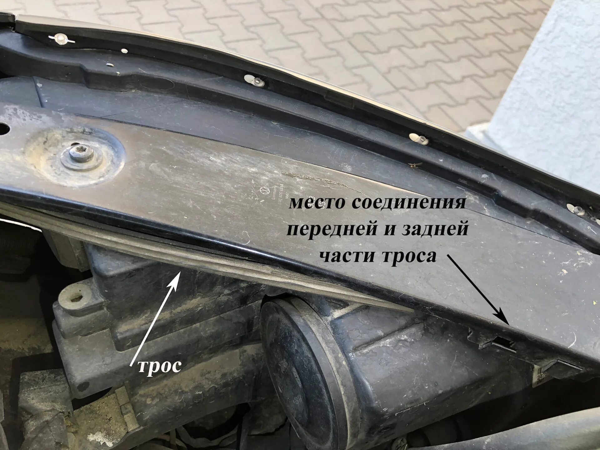 Тигуан 2 тросик капота. Трос открывания капота Фольксваген Тигуан 2013 года. Тросик капота Тигуан 2012. Тросик замка капота на Тигуан 2011 года. Трос капота поло