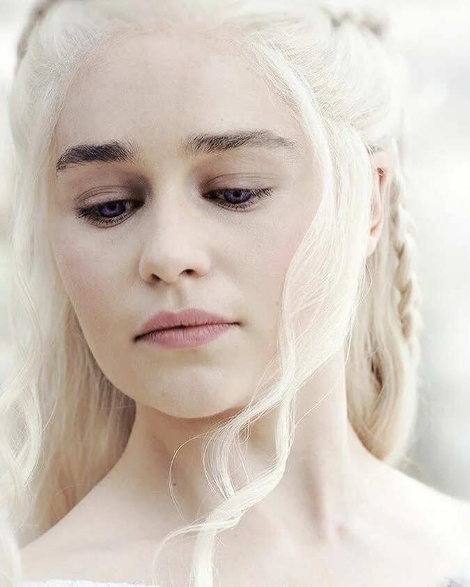 Дейенерис Таргариен. Emilia Clarke Daenerys Targaryen. Бели человек