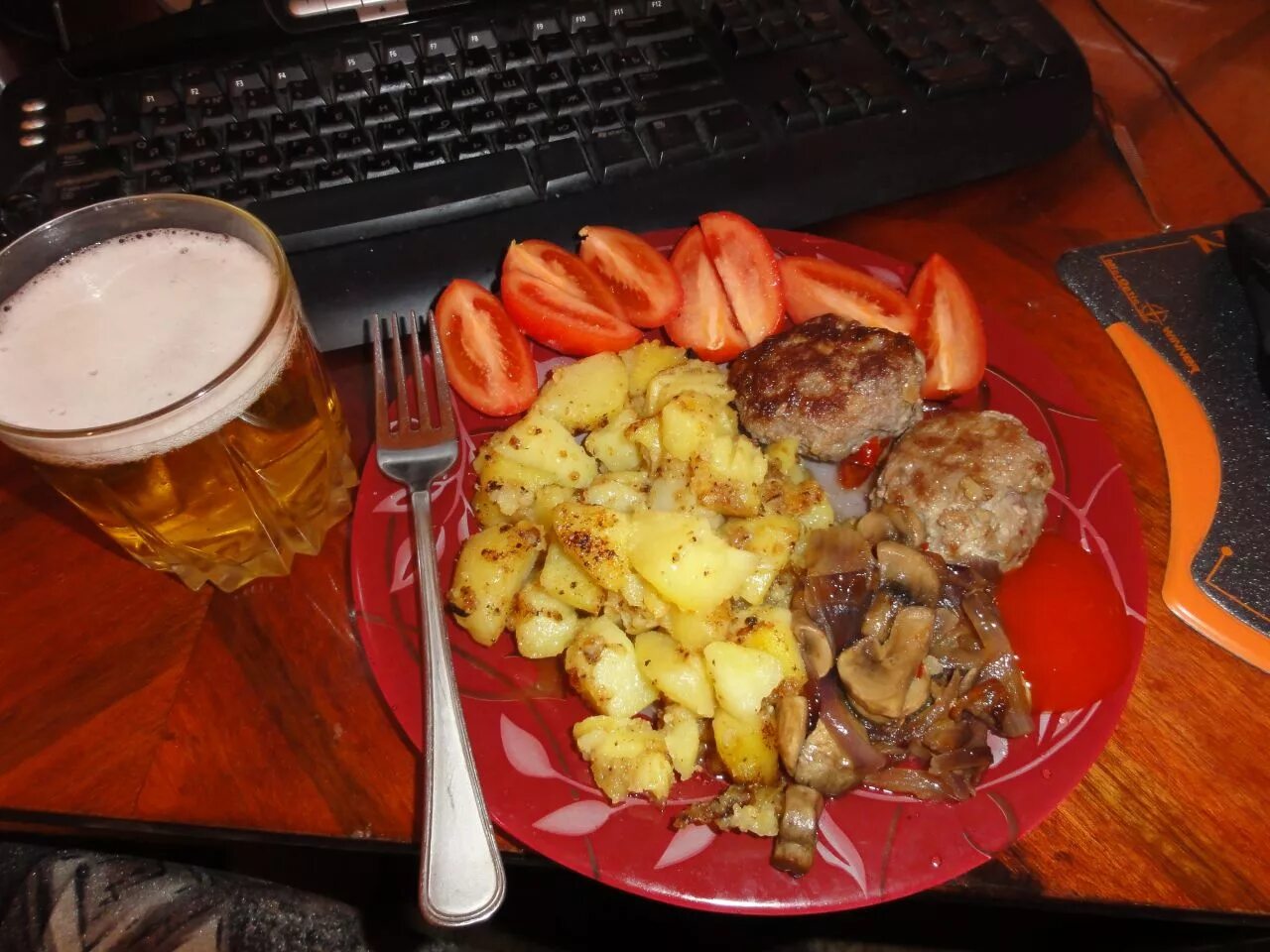 Жареная картошка с пивом. Ужин с жареной картошкой. Ужин с пивом. Вкусный ужин на столе.