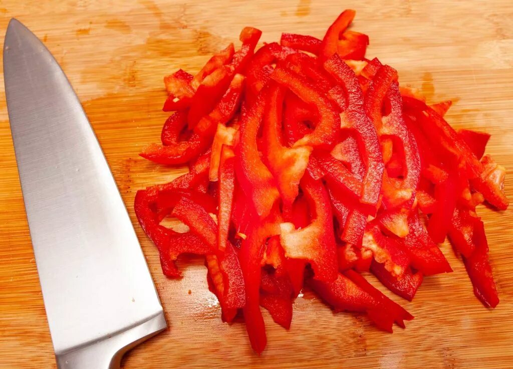 Нарезка овощей брусочками. Нарезанный ломтиками красный перец. Овощи нарезанные ломтиками. Болгарский перец нарезанный. Сладкий болгарский перец.