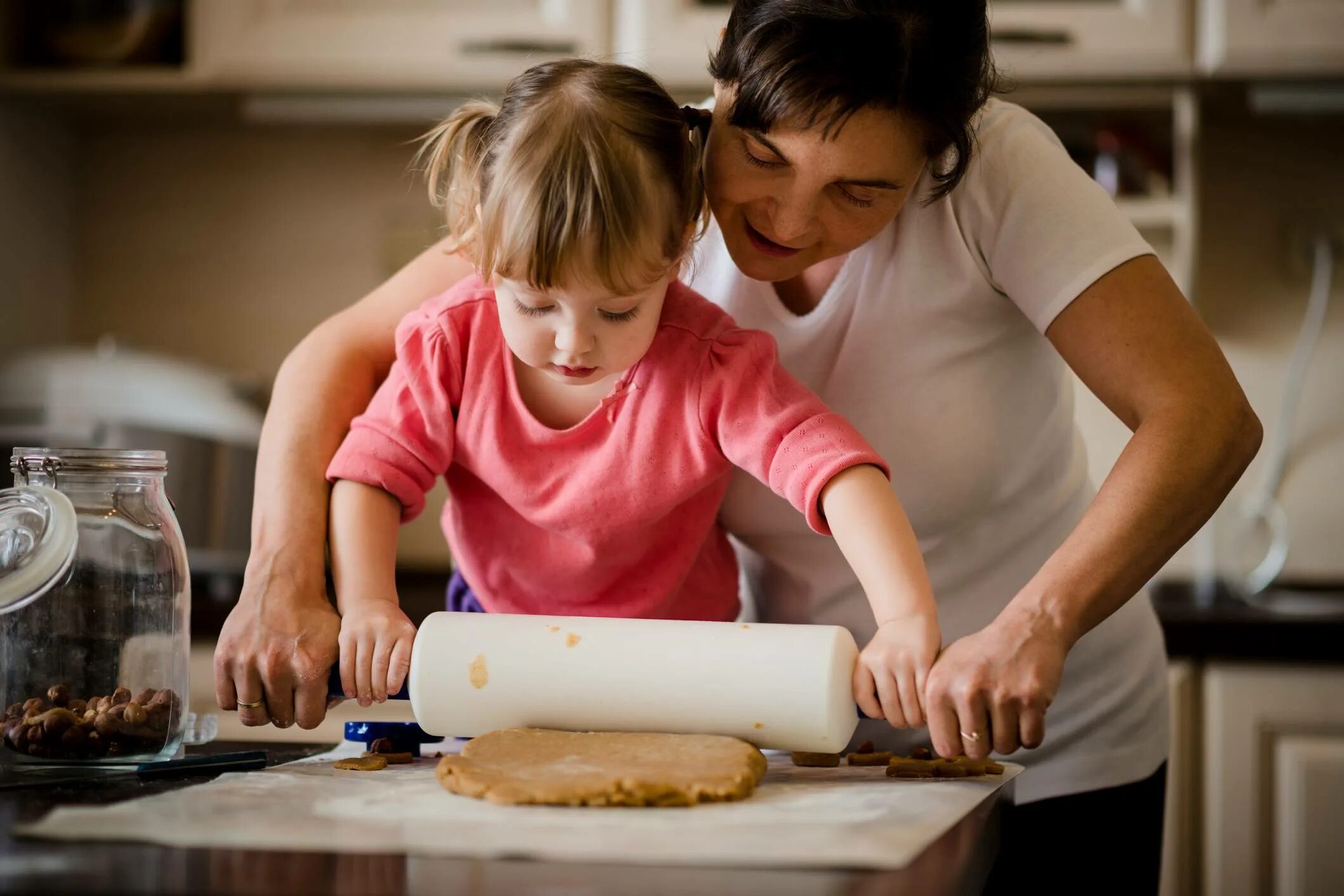 What s mum doing. Готовим для детей. Готовим вместе с детьми. Семья готовит. Готовка с семьей.