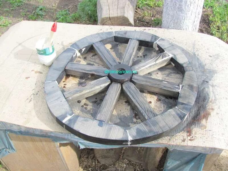 Как самому сделать колесо. Колесо из досок. Склейка сегментных деревянного колеса. Поделки из колеса от телеги. Склейка деревянного колеса из сегментов.