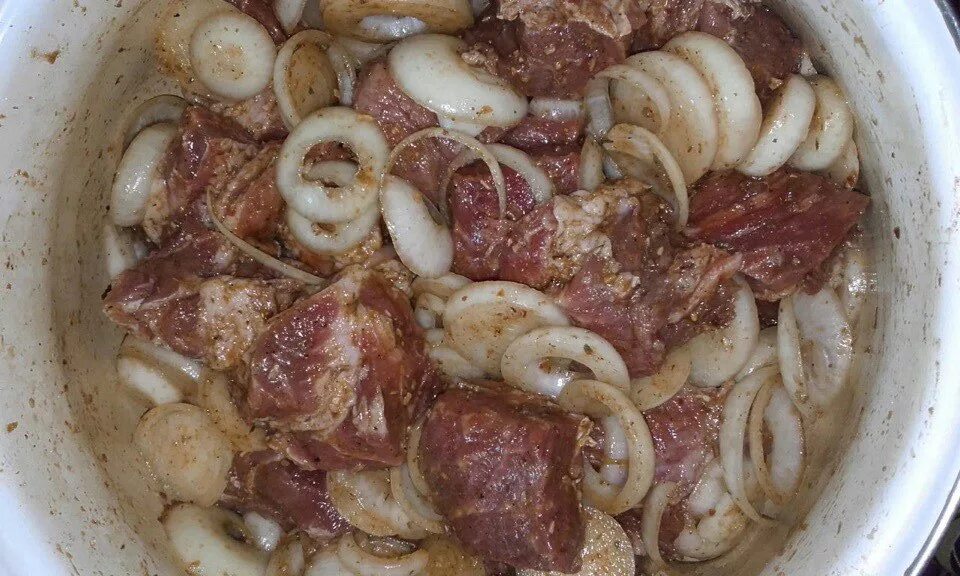 Маринад для свинины с минералкой. Маринад на минералке для шашлыка. мясо в маринаде. маринованное мясо для шашлыка. маринад для шашлыка из свинины.