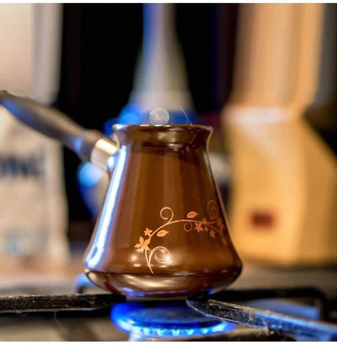 кофе в турке на огне. турка на плите. турка на огне. кофе в турке. турки для кофе.