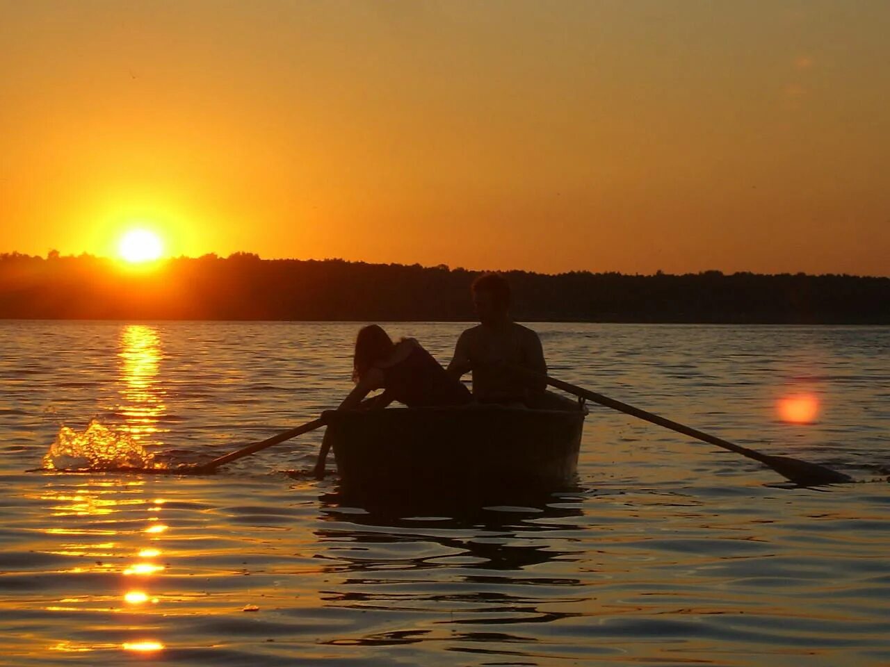 Лодка на воде. Картина "две лодки". Лодка на реке. Лодка на озере. Причал для лодок.