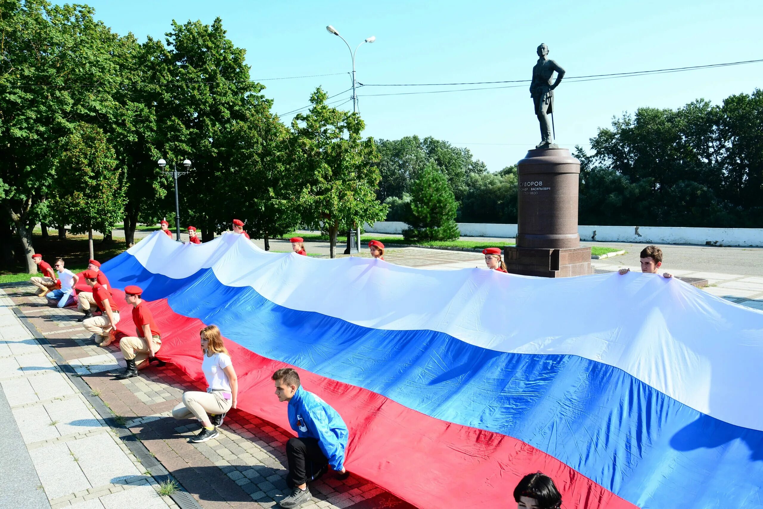 Флаг РФ В Харькове. Флаг России в Славянске. Российский флаг в Харькове 2014. Флаг России на администрации Славянска.