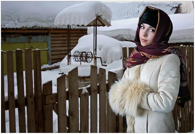 Калитку отворив выходит девушка. Женщина зимой в деревне. женщина у калитки в деревне. девушка у калитки. деревенская девушка зимой.