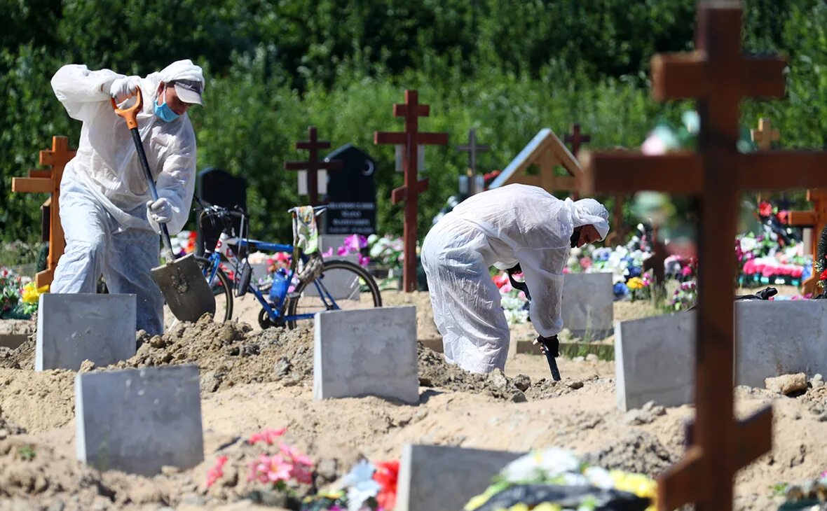 8 умерших в россии. Смерть от наркотиков кладбище. Выросла смертность фото.
