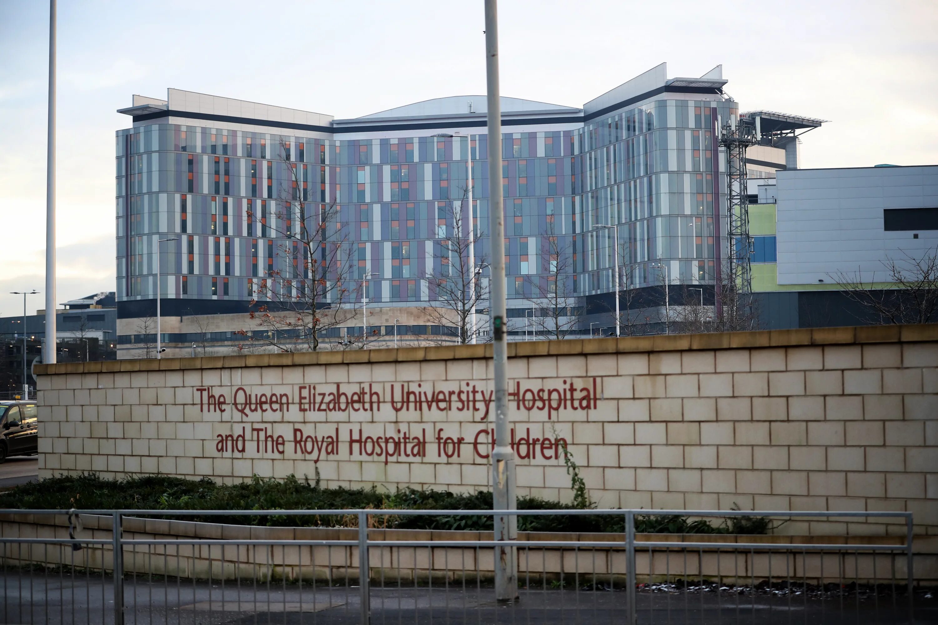 He to hospital take. Больница Гартлох Глазго. Queen Elizabeth Hospital. Queen Elizabeth University Hospital. Больница в Шотландии.