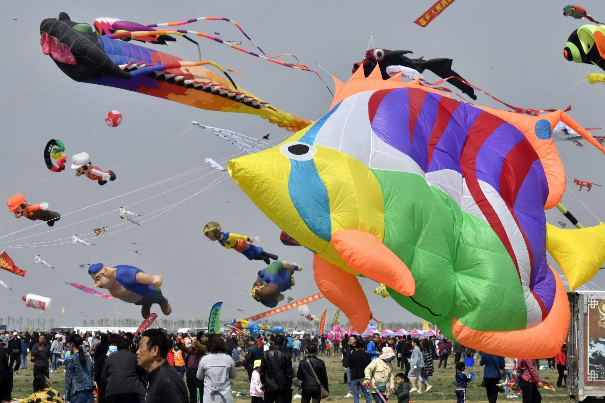 Площадь воздушного змея. Weifang International Kite Festival. Международный фестиваль воздушных змеев Вэйфан. Фестиваль воздушного змея в Китае. Фестиваль воздушных змеев в Фуцзяне, Китай..
