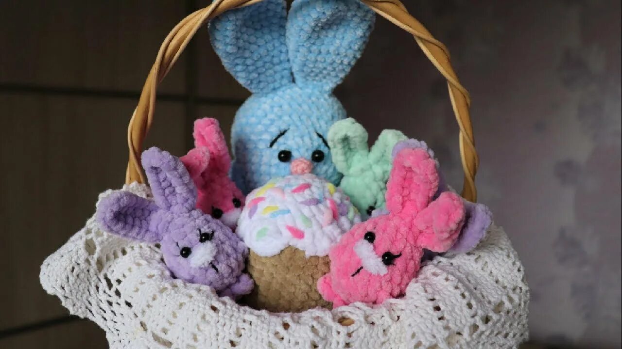 Корзинка из плюшевой пряжи крючком. Корзинка из плюшевой пряжи крючком. Корзинка из трикотажной пряжи зайка. Корзинка из плюшевой пряжи крючком. Вязаные корзиночки для пасхальных яиц.