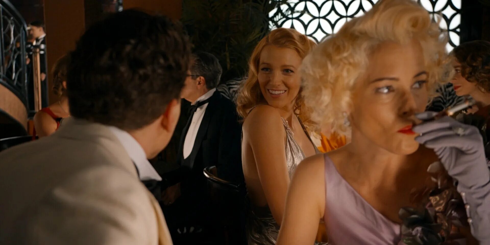 Жизнь фильм 2016 кадры. Паркер поузи фильм светская жизнь. Светская жизнь леди. Джесси айзенберг фильм светская жизнь. Кадр из фильма в кафе.