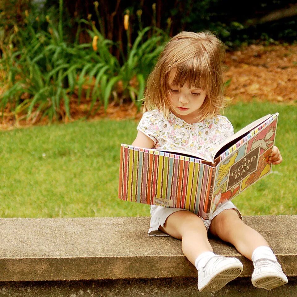 Мальчик читает книгу. Книги для детей. Девочка с книжкой. Книги для детей. Книги для детей.