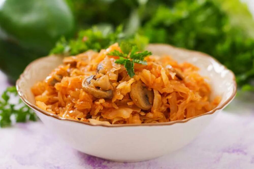 Тушеная капуста с грибами. Бигус из квашеной капусты с рисом. Постная капуста с грибами. Тушеная капуста постная. Постная капуста с грибами.