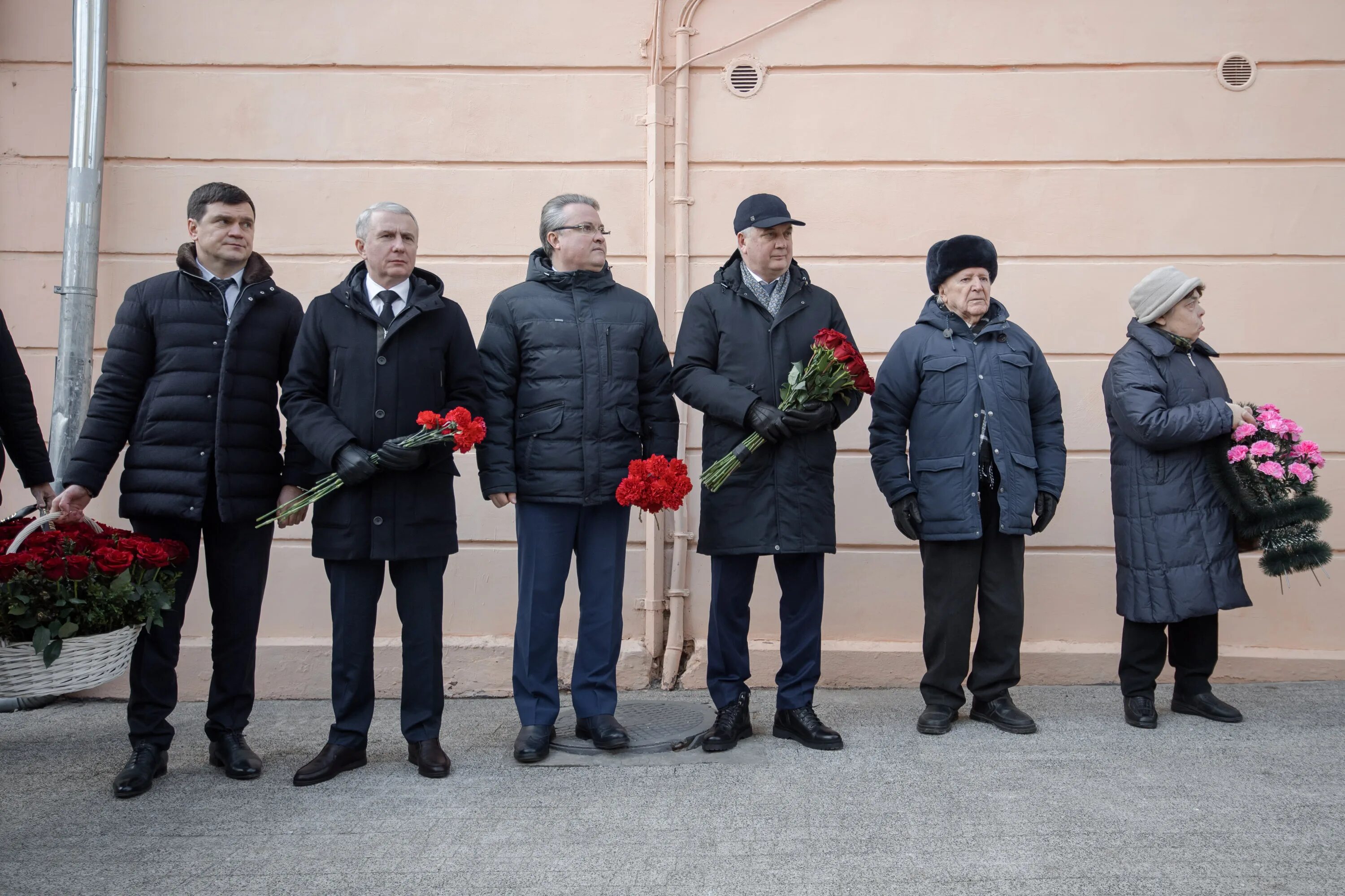 Возложение цветов к памятнику. Возлагать цветы к памятнику. День освобождения Воронежа. 25 января воронеж купить