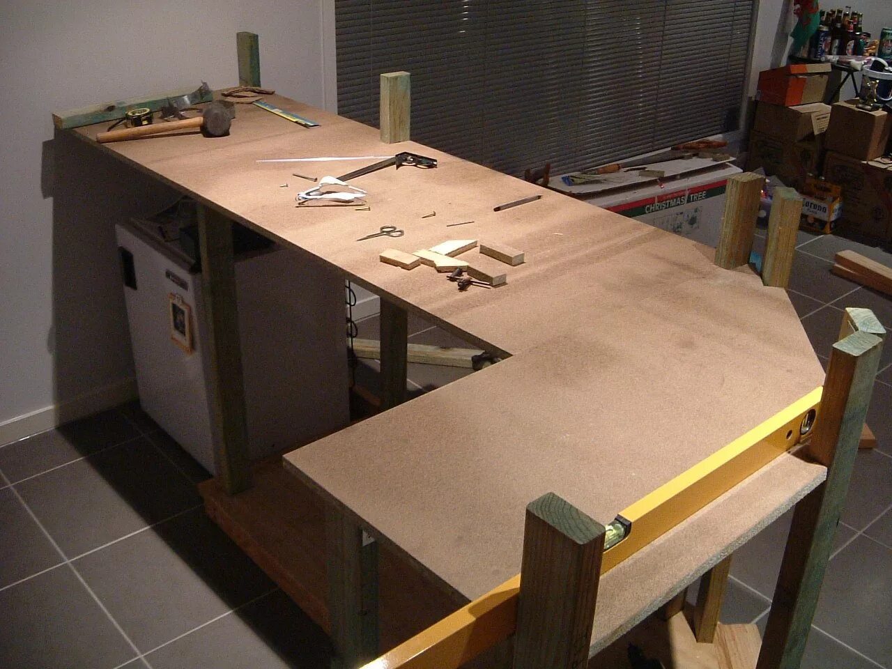 Кухонный стол из фанеры. Самодельный кухонный стол. Столешница из фанеры для стола. Самодельный стол на кухню.