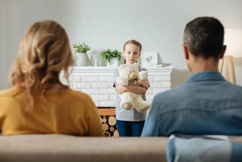 Родители ругаются на ребенка. У родителей стоящих. Родители и дети стоят. Родители и дети. Дети и родители похвала.