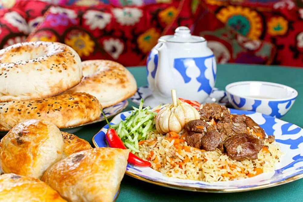 Что можно приготовить на уразу. Курбан байрам дастархан. Дастархан Узбекистан. Национальное блюдо мусульман. Традиционное блюдо на Ураза байрам.