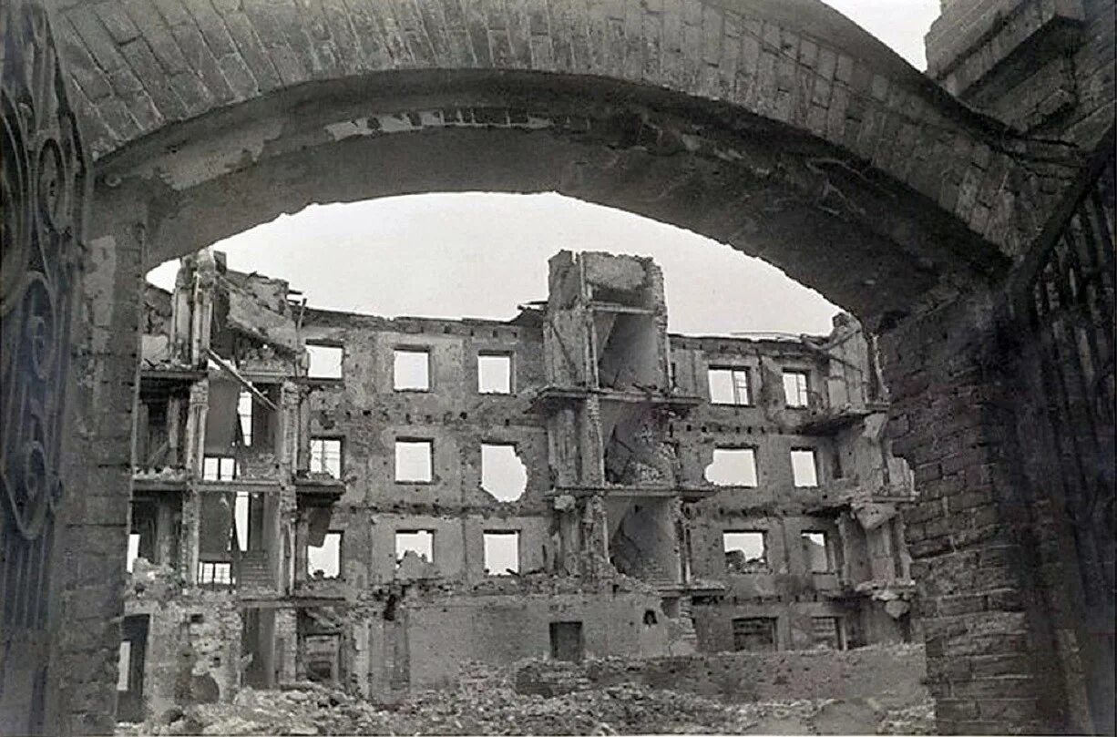 Как правильно разрушенный. Дом Павлова в Сталинграде до войны. Битва за Сталинград дом Павлова. Панорама руин Сталинграда в 1943 году. Руины Сталинграда 1942.