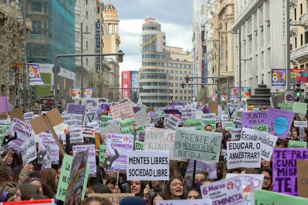 Небольшая группа собравшаяся для выражения протеста. Небольшая группа собравшаяся для выражения протеста