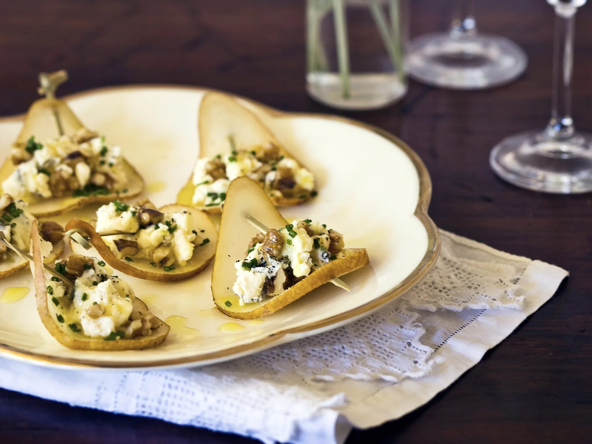 Груша с сыром с плесенью. Бутерброды с грушей. Салат груша горгонзола. Бутерброды с грушей и сыром с плесенью. Груша и сыр с плесенью.