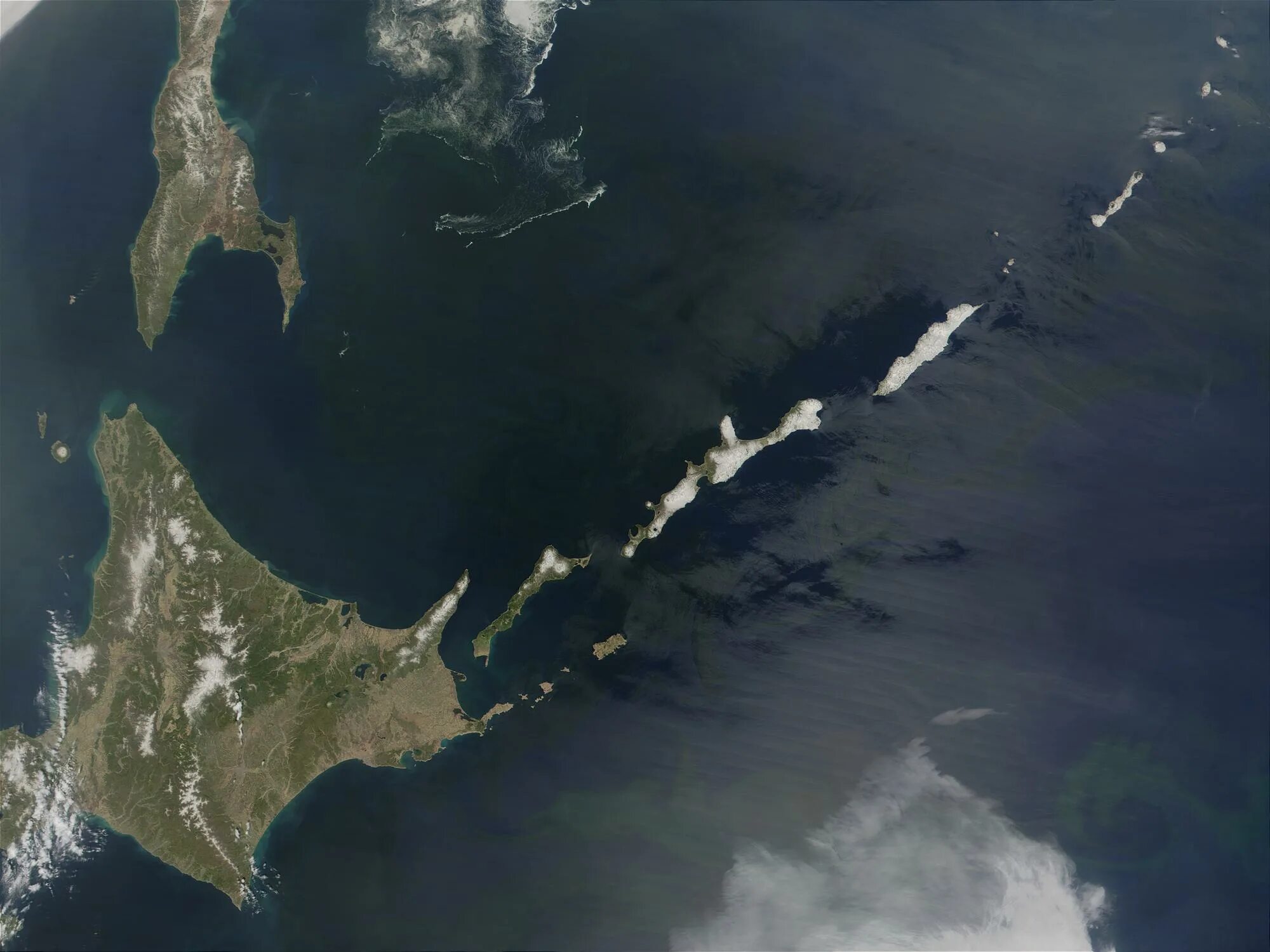 Остров Хабомаи. Курильские острова и Хоккайдо. Вид на Кунашир с острова Хоккайдо. Остров Кунашир из космоса.