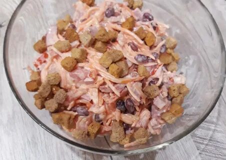 Салат копченая колбаса огурец кириешки