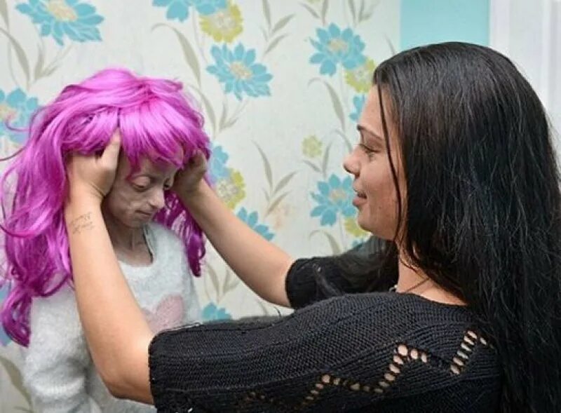 Парик на сетке. Надевание парика. Как правильно одевать парик. Парик для женщин. Одевают парик видео.