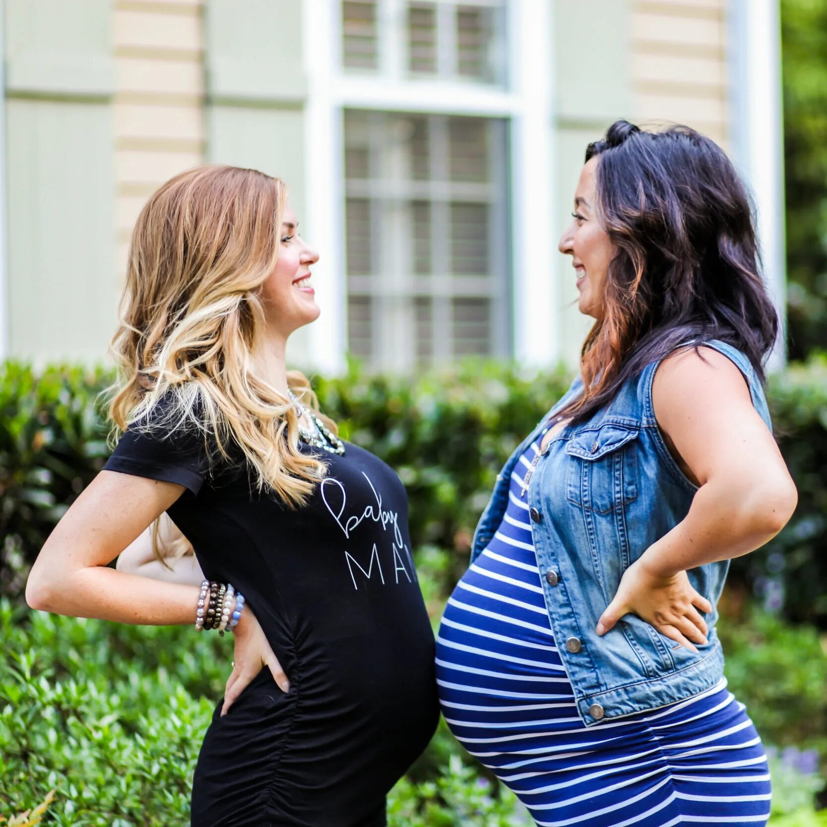 Жена беременна вторым. Фотосессия двух беременных. Беременные подруги.