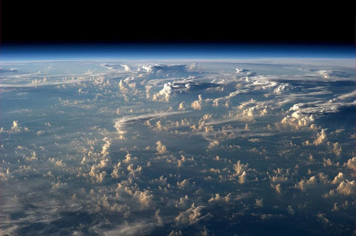 Какое небо в космосе. Вид земли из космоса. Вид на землю с высоты. Облака вид из космоса. Вид с неба на землю.