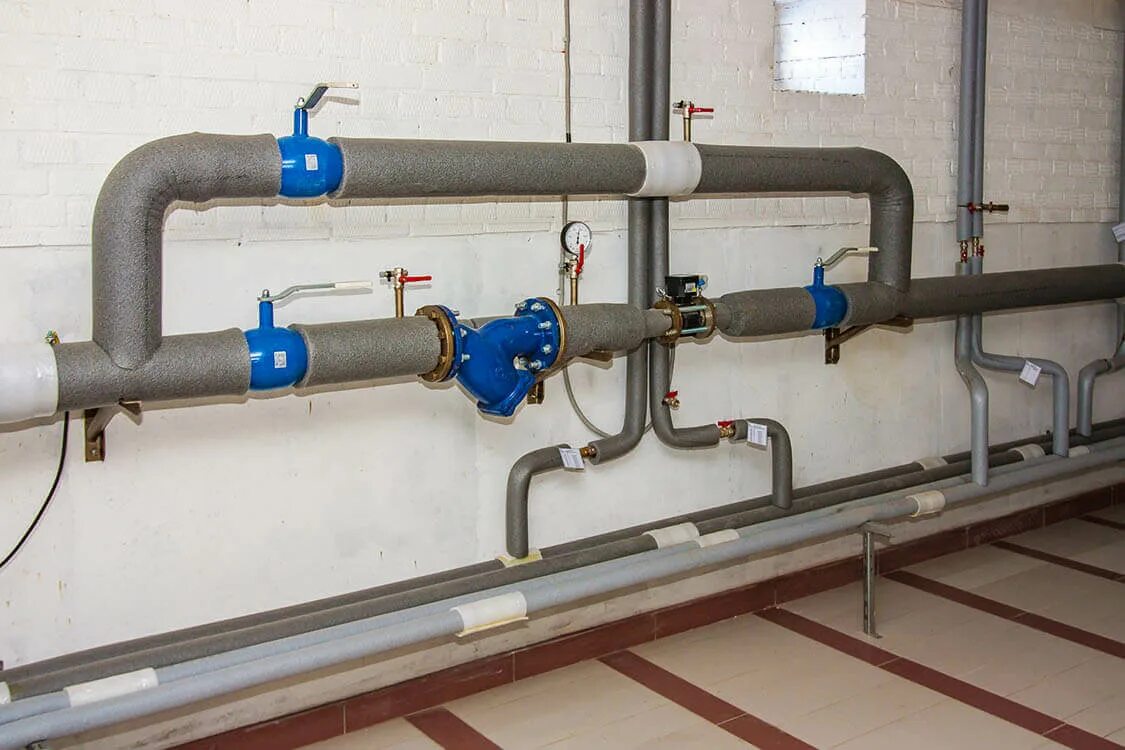 Трубопроводы хвс. Трубопровод воды. Трубопроводы хвс. Канализационная труба в подвале. Трубы для отопления.