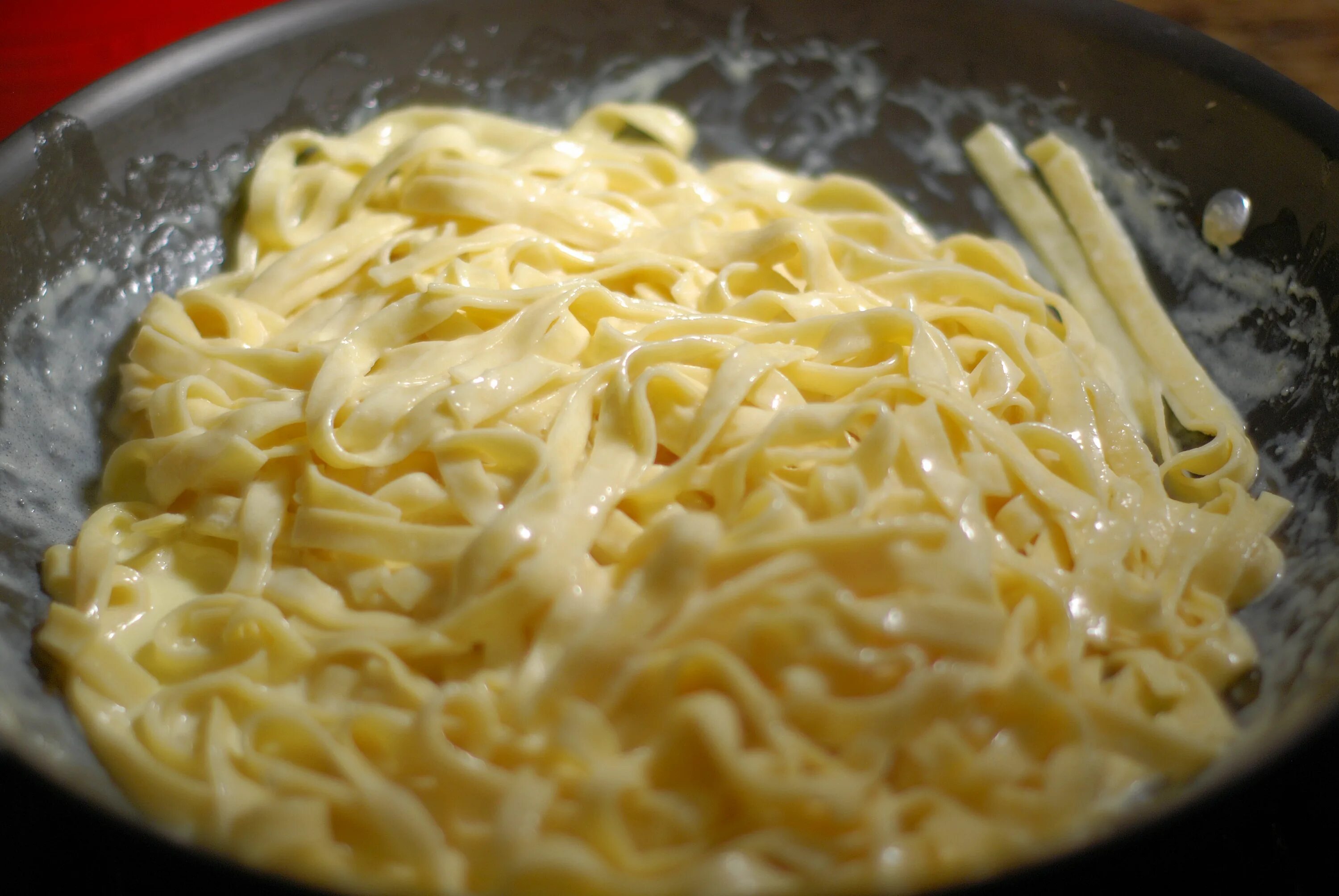 Макароны на молоке с сыром рецепт. Макароны на молоке с сыром рецепт. Макароны в горшочках. Макароны с сыром на белом фоне. Паста с пармезаном.