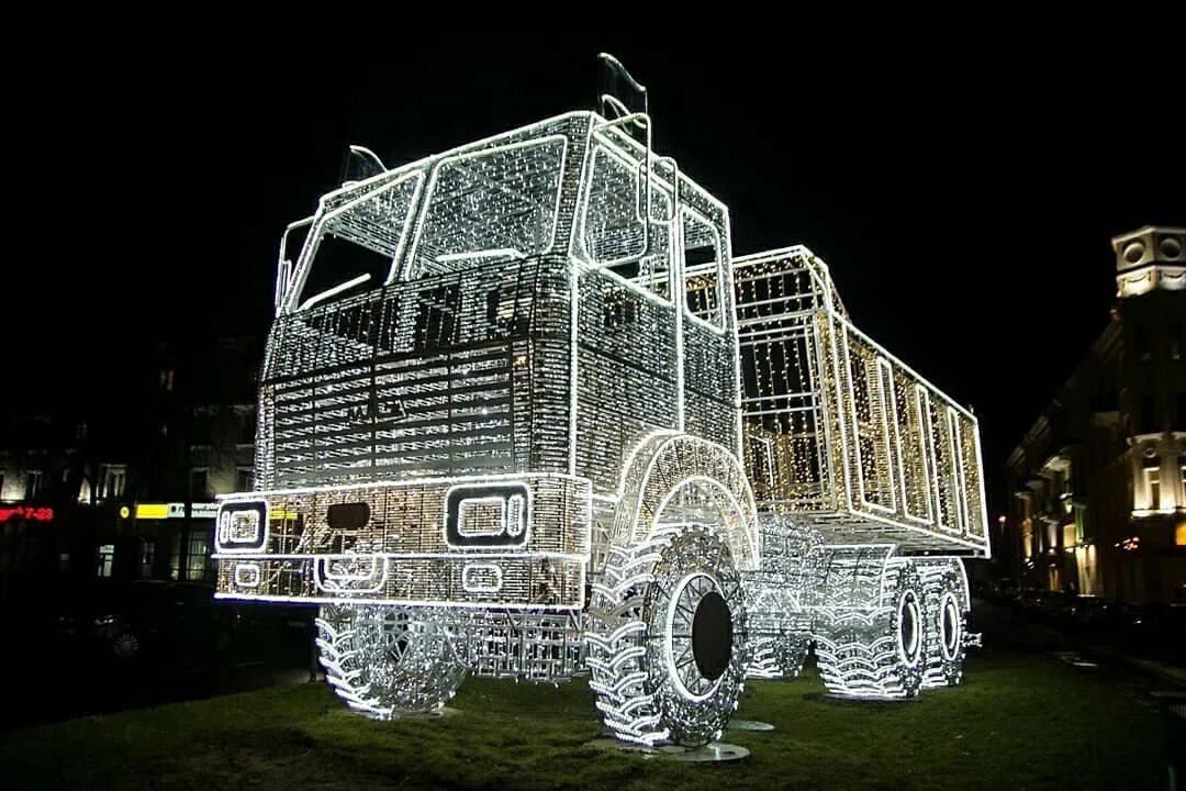 Грузовики минск. Грузовик инсталляция. Светящийся грузовик. Объемный грузовик. Гирлянда из грузовиков.