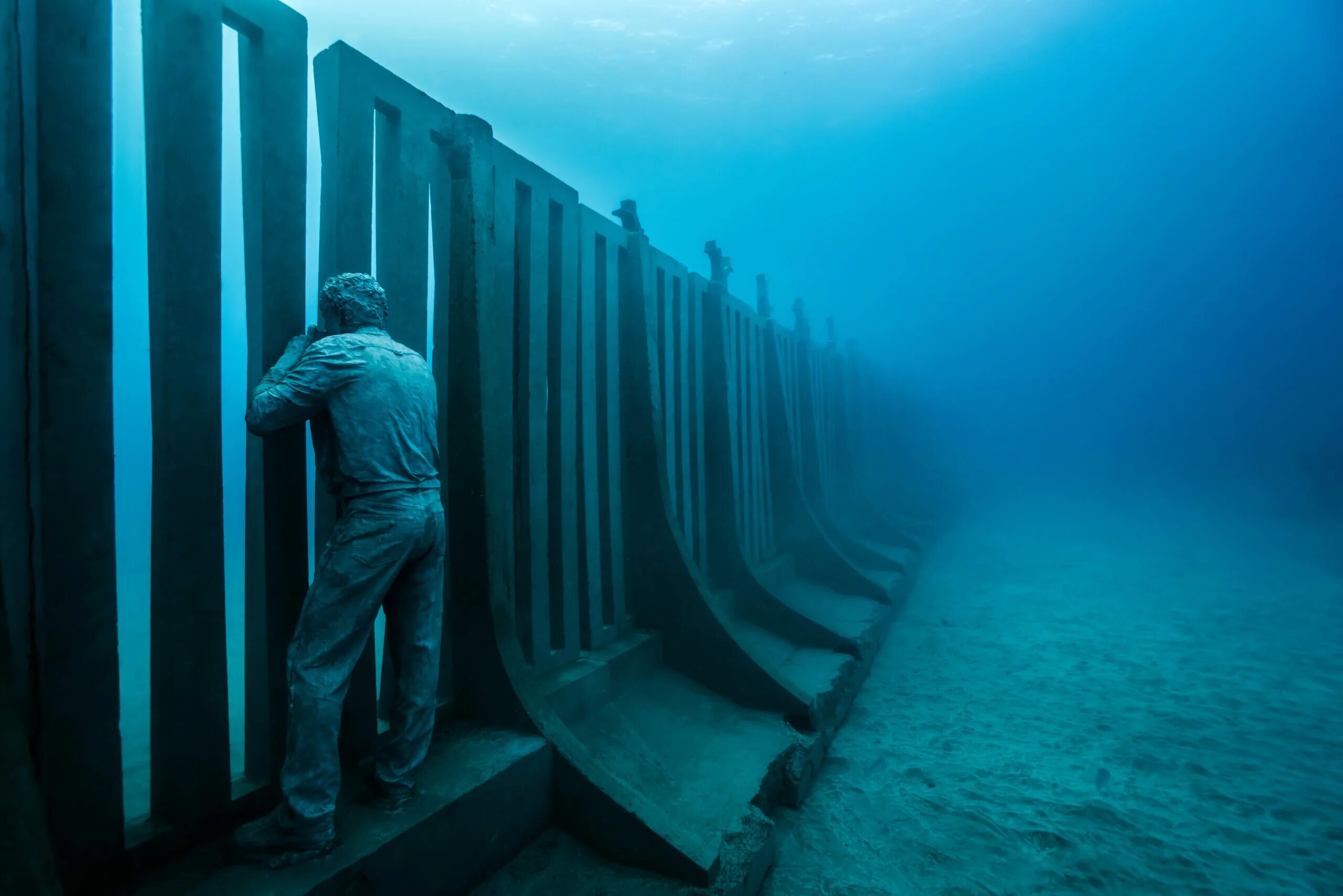 Jason DECAIRES Taylor скульптор. Подводный музей Атлантико. Лансароте подводный музей. Музей подводных скульптур в Канкуне. Стена на дне океана