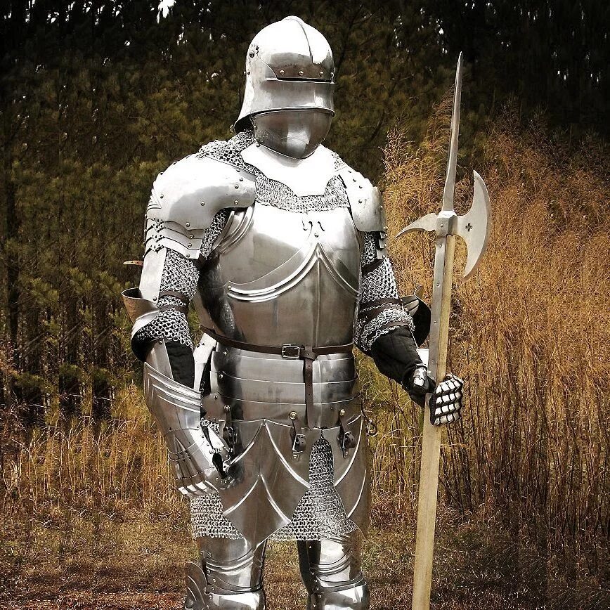 доспехи исб. женщина в рыцарских доспехах. металлический доспех. нагрудник рыцаря пластиковый. одеты в доспехи.