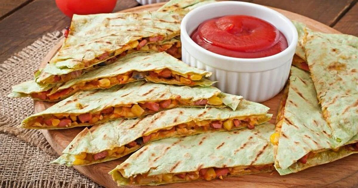 Рецепт кесадилья с курицей сыром. Кесадилья мексиканская. мексиканская кухня кесадилья. гавайская кесадилья. кесадилья с говядиной.