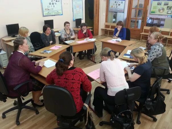 Дети с овз в детском саду картинки. Круглый стол с педагогами в доу. Воспитатель на собрании педагогов. Круглый стол для педагогов. Директор школы 27 мытищи.