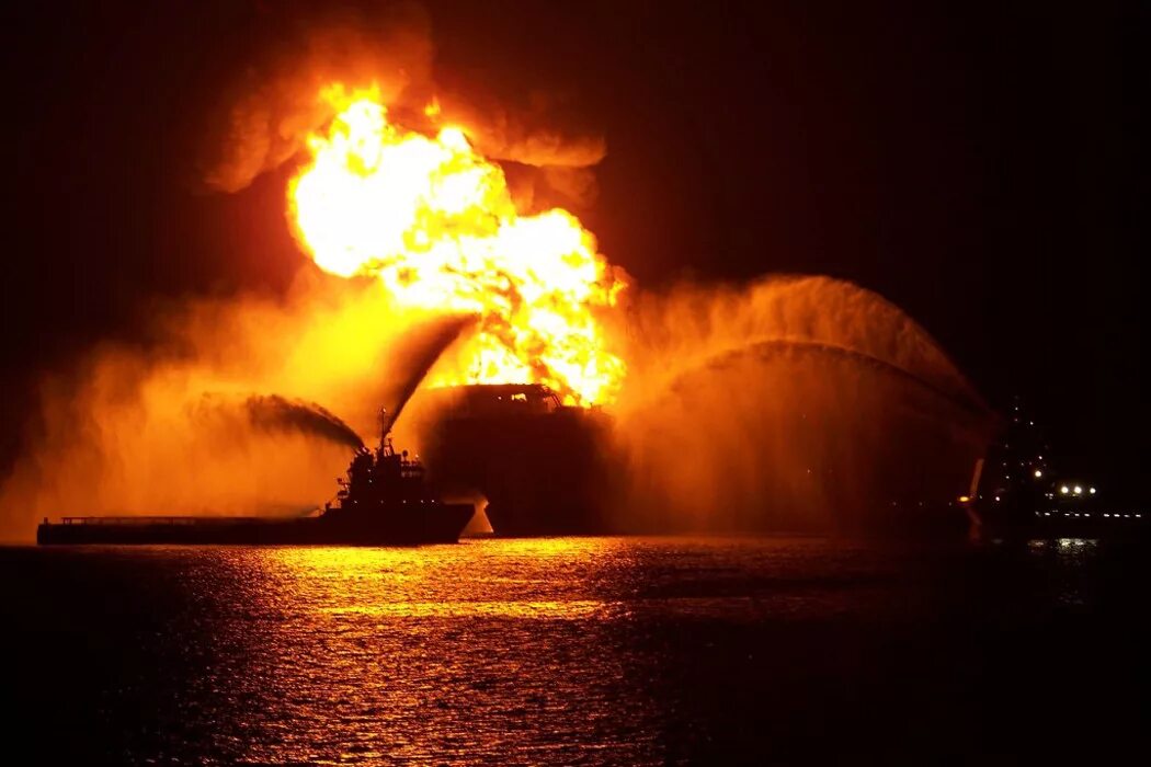 Blowout oil. Bonfire rig. Burning platform. Deepwater horizon до. Burning platform.
