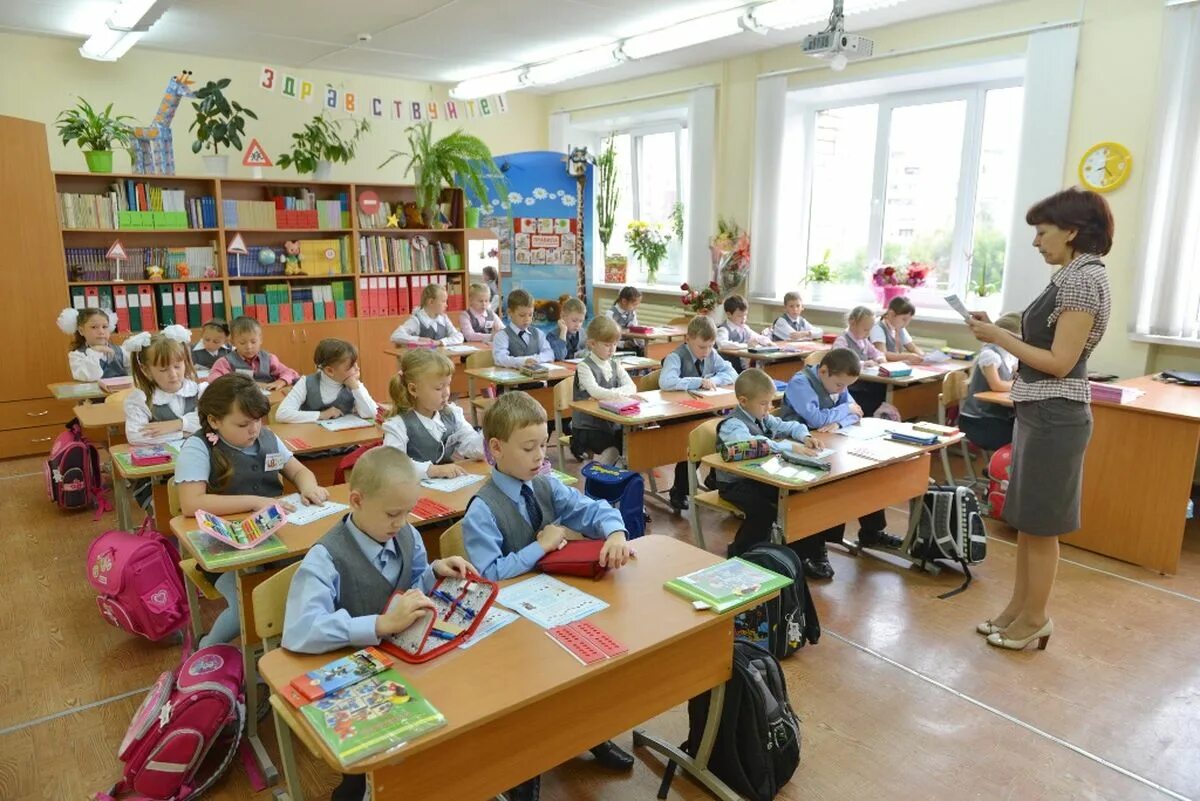 Видео нач школа. Дети в школе за партой. Урок в классе. Первоклассники в классе. Первоклассникина 3роке.