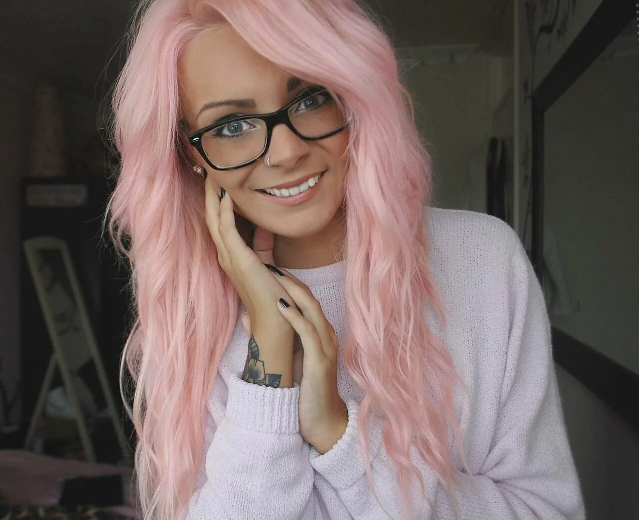 Розовые волосы в очках. Розовые волосы. Светло розовые волосы. Свет волос светло розовый. Нежно розовые волосы.