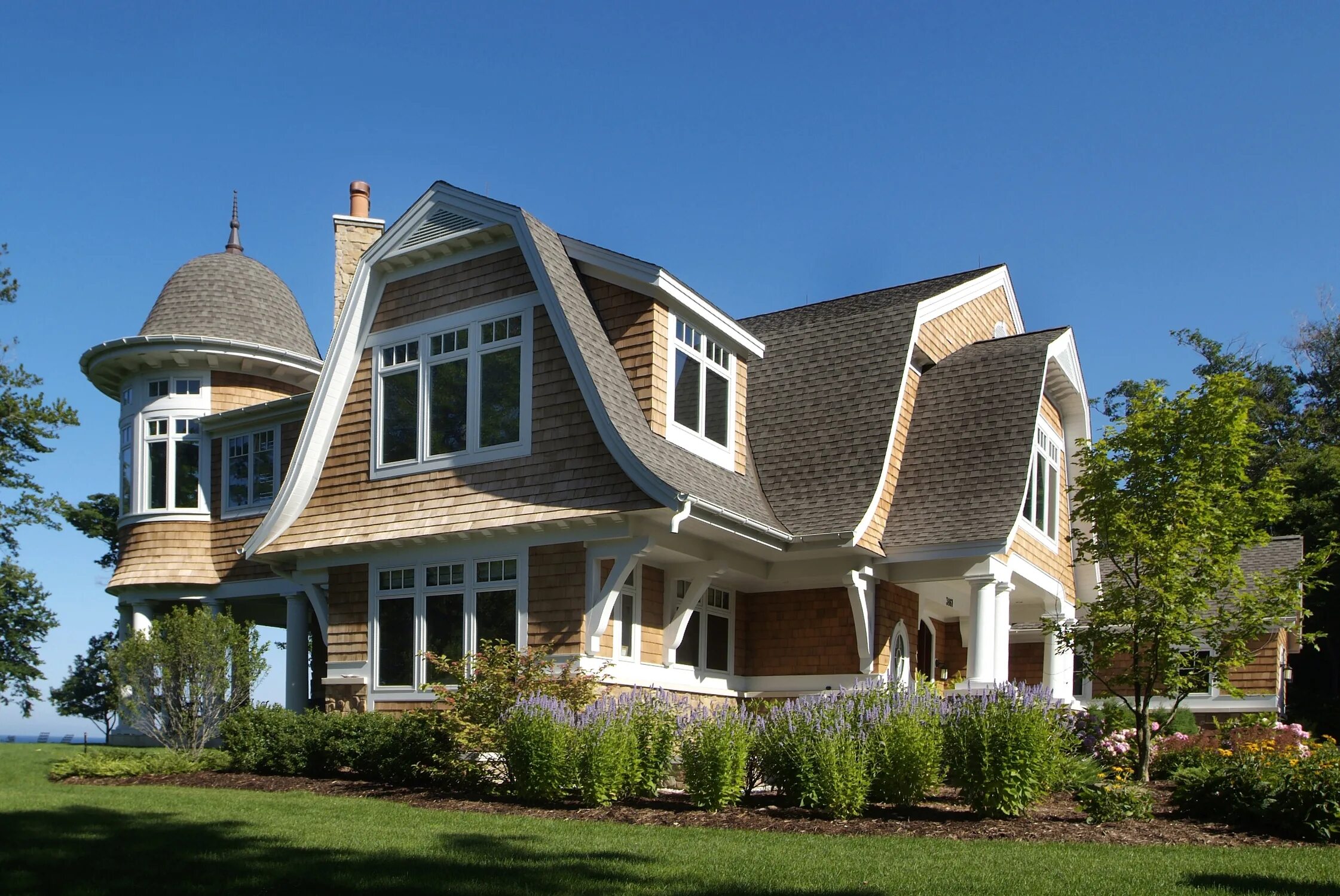 Порода домов. Gambrel Roof архитектура. Дом на крыше. Сложная кровля. Сложная крыша.