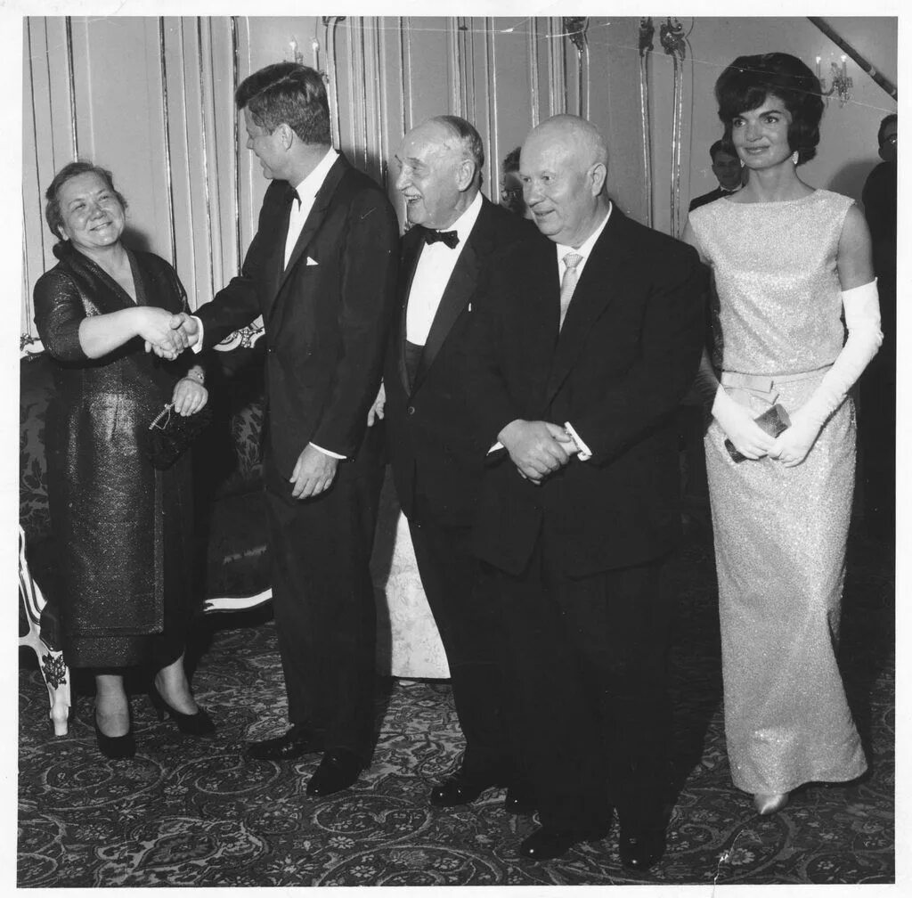 Встреча с кеннеди. Встреча хрущева и кеннеди в вене 1961. Хрущев и кеннеди карибский кризис. Встреча с кеннеди. Встреча хрущева и кеннеди в вене.