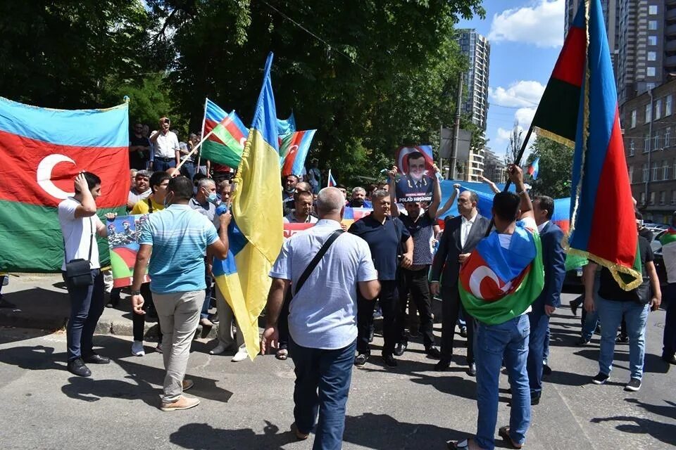 Азербайджанцы и украинцы. Азербайджанские митинги в поддержку Украины. Украинская диаспора в Турции. Азербайджан и Украина митинг. Азербайджан за украину