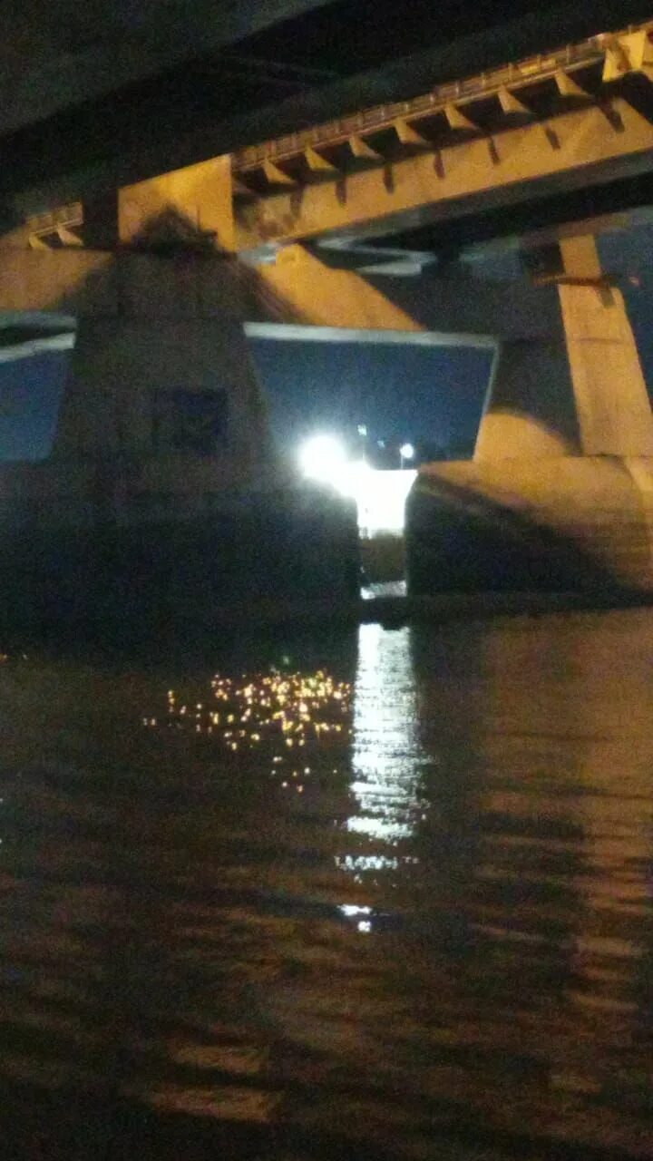 Прыжок с моста. Девушка сбросилась с моста мариинск. Фрунзенский мост летом. Женщина прыгнула с моста. Девушка прыгнула с моста.